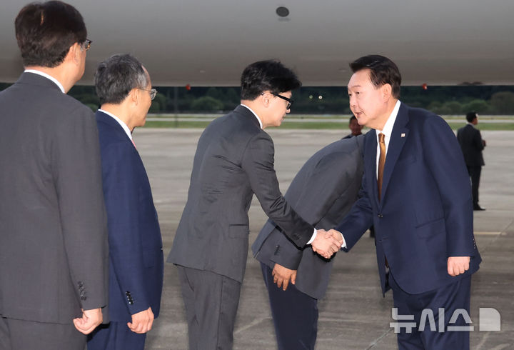 [성남=뉴시스] 조수정 기자 = 윤석열 대통령이 22일 체코 공식 방문 일정을 마치고 성남 서울공항을 통해 귀국, 공군 1호기에서 내려 환영 나온 한동훈 국민의힘 대표와 악수하고 있다. 2024.09.22. chocrystal@newsis.com