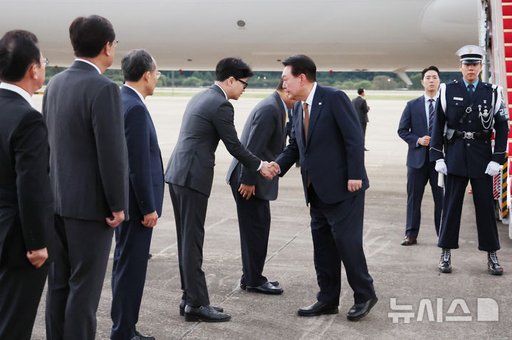 [성남=뉴시스] 조수정 기자 = 윤석열 대통령이 22일 체코 공식 방문 일정을 마치고 성남 서울공항을 통해 귀국, 공군 1호기에서 내려 환영 나온 한동훈 국민의힘 대표와 악수하고 있다. 2024.09.22. chocrystal@newsis.com