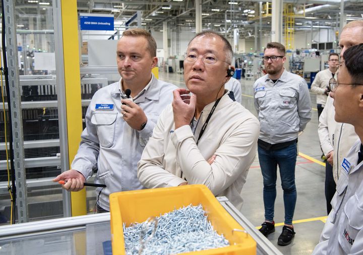 [서울=뉴시스] 조성우 기자 = 정의선 현대자동차그룹 회장이 19일(현지시간) 체코 오스트라바시 인근 노소비체에 위치한 현대자동차 체코공장 내 현대모비스 배터리시스템(BSA)공장에서 현지 직원들과 대화하고 있다. (사진=현대자동차그룹 제공) 2024.09.22. photo@newsis.com *재판매 및 DB 금지