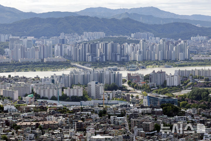 [서울=뉴시스] 최동준 기자 = 한국부동산원이 발표한 '주간 아파트 가격동향조사'에 따르면 서울 아파트 매매가격은 전주 대비 0.26% 상승하며 23주 연속 올랐다. 다만 상승 폭이 이달 중순부터 조금씩 축소되고 있다고 밝혔다.사진은 22일 서울 남산공원에서 바라본 서울 시내 아파트 단지 모습. 2024.09.22. photocdj@newsis.com