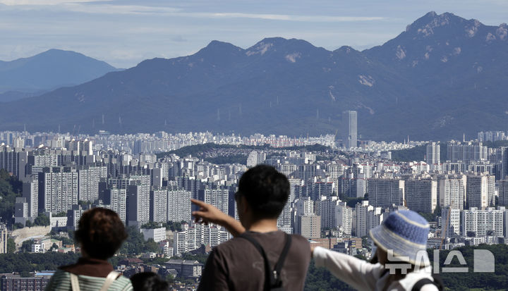 [서울=뉴시스] 최동준 기자 = 서울 남산공원에서 바라본 서울 시내 아파트 단지 모습. 2024.09.22. photocdj@newsis.com