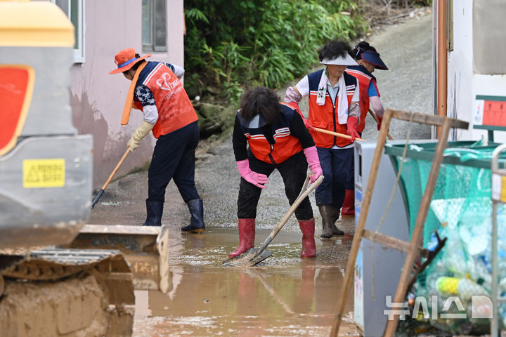 [해남=뉴시스] 이영주 기자 = 22일 오전 전남 해남군 문내면 충무마을에서 자원봉사자들이 전날 쏟아진 폭우로 엉망이 된 마을 주변을 정비하고 있다. 해남에는 지난 21일 오후 시간당 최대 101㎜ 폭우가 내려 문내면 등 마을 곳곳이 침수되는 피해를 입었다. 2024.09.22. leeyj2578@newsis.com