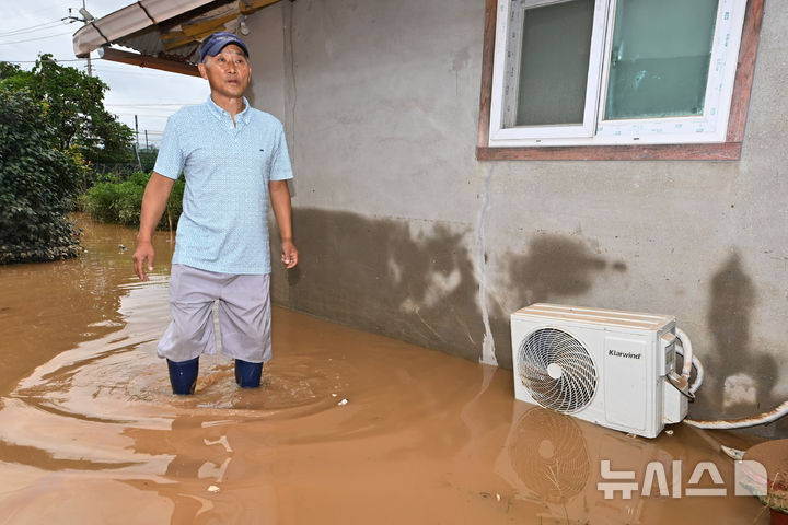 [해남=뉴시스] 이영주 기자 = 22일 오전 전남 해남군 문내면 충무마을에서 한 주민이 침수된 집을 보고 망연자실한 표정을 짓고 있다. 해남에는 지난 21일 오후 시간당 최대 101㎜ 폭우가 내려 문내면 등 마을 곳곳이 침수되는 피해를 입었다. 2024.09.22. leeyj2578@newsis.com