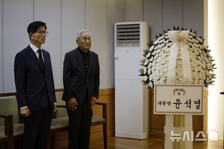 [서울=뉴시스] 정병혁 기자 = 김문수 고용노동부 장관과 이재오 전 의원이 22일 서울 종로구 서울대학교병원 장례식장에  마련된 고 장기표 신문명정책연구원 원장 빈소를 지키고있다. 2024.09.22. jhope@newsis.com