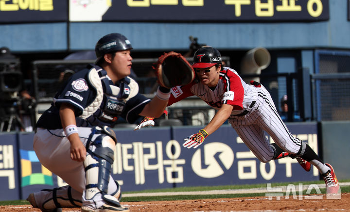 [서울=뉴시스] 김명년 기자 = 지난달 22일 오후 서울 송파구 잠실야구장에서 열린 프로야구 2024 신한 SOL 뱅크 KBO리그 두산 베어스와 LG 트윈스의 경기, 3회말 2사 주자 없는 상황 LG 박해민이 그라운드 홈런을 시도하고 있다. 2024.09.22. kmn@newsis.com