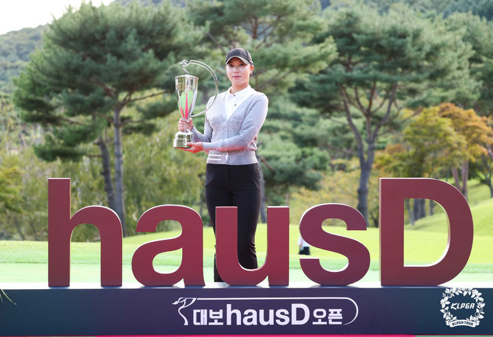 [서울=뉴시스] 이영환 기자 = 22일 경기 파주시 서원밸리CC에서 열린 대보 하우스디 오픈 파이널라운드에서 우승을 차지한 문정민이 트로피를 들고 기념촬영을 하고 있다. (사진=KLPGT 제공) 2024.09.22. photo@newsis.com *재판매 및 DB 금지