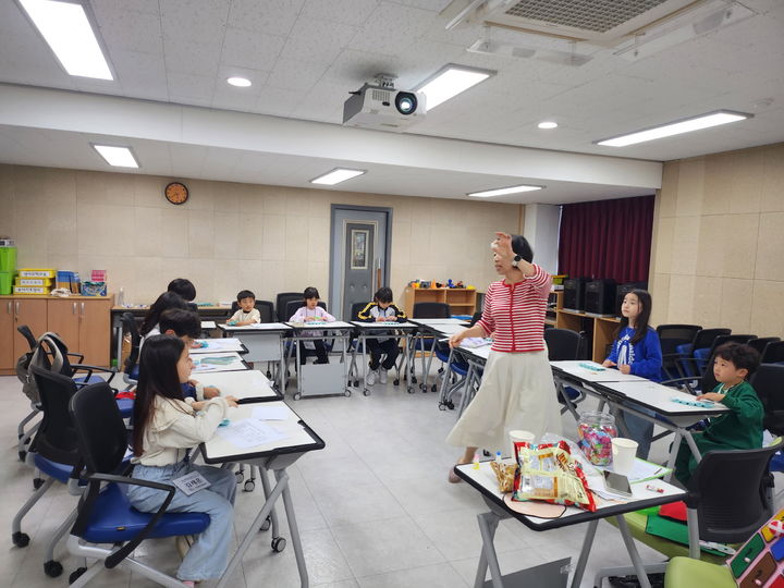 [진주=뉴시스]진주미래인재학습지원센터, 영어과학교실. *재판매 및 DB 금지