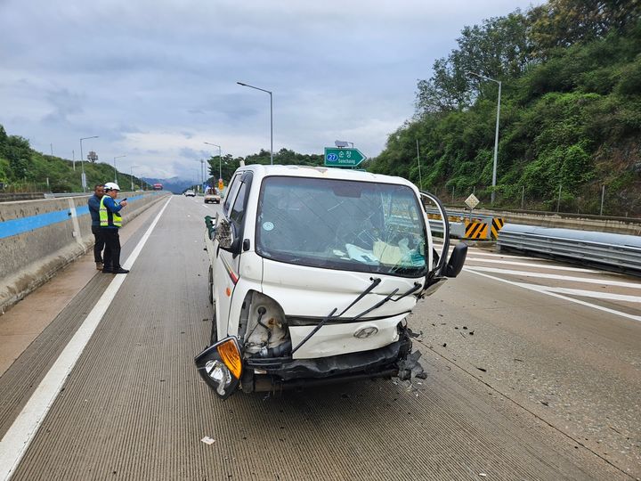 [순창=뉴시스] 지난 22일 오후 4시27분께 전북 순창군 광주대구고속도로 하행선 29.8㎞ 지점에서 K3 차량과 1t 트럭이 정면충돌했다. (사진=전북특별자치도소방본부 제공) 2024.09.23. photo@newsis.com *재판매 및 DB 금지