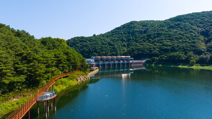 [괴산=뉴시스] 연종영 기자 = 23일 개통한 충북 괴산군 칠성면 '산막이 호수길'. 괴산군이 70억원을 들여 산막이옛길 맞운편에 조성한 산막이 호수길은 총길이 2.3㎞, 폭 1.5~1.8m 규모의 수변산책로다. (사진=괴산군 제공) 2024.09.23. photo.newsis.com *재판매 및 DB 금지