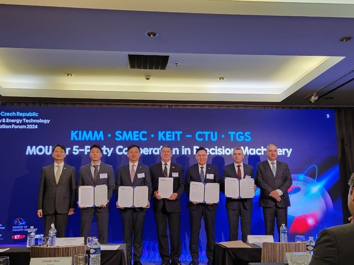 (왼쪽부터)안덕근 한국 산업통상자원부 장관, 배철기 스맥 연구소장, 전윤종 한국산업기술기획평가원(KEIT) 원장, 보이테흐 페트라첵 체코공대(CTU) 총장, 류석현 한국기계연구원 원장, 파벨 디비시 TGS 대표, 요젭 시켈라 체코 산업통상부 장관. (사진=스맥) *재판매 및 DB 금지