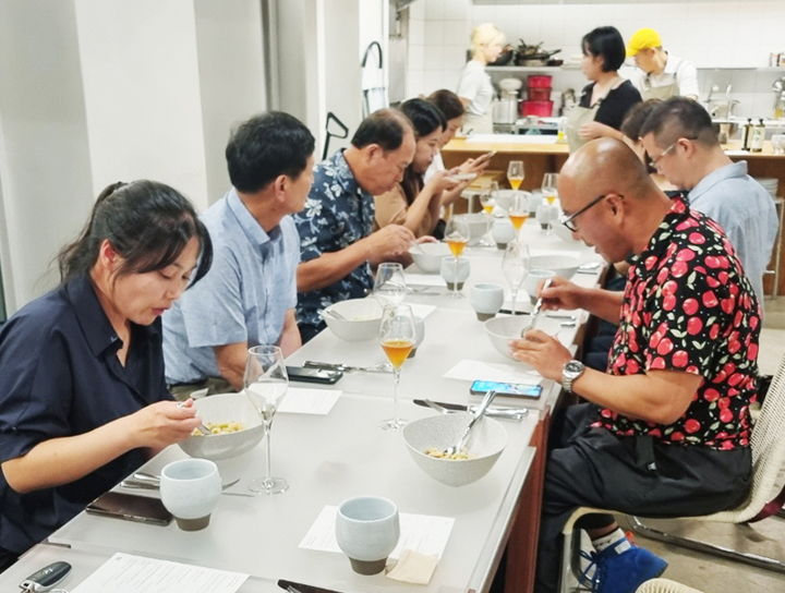 [태안=뉴시스] 지난 11일 태안군이 서울시 종로구 아워플래닛 본사에서 진행한 이벤트 다이닝 행사에 참석한 신세계백화점 고객 및 요리사 등이 태안산 특산물로 만든 요리를 맛보고 있다. (사진=태안군 제공) 2024.09.23. *재판매 및 DB 금지