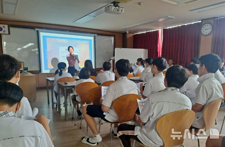 [수원=뉴시스] 수원북중 학생들의 챗지피티를 활용한 모방시쓰기 교육(사진제공=수원북중)