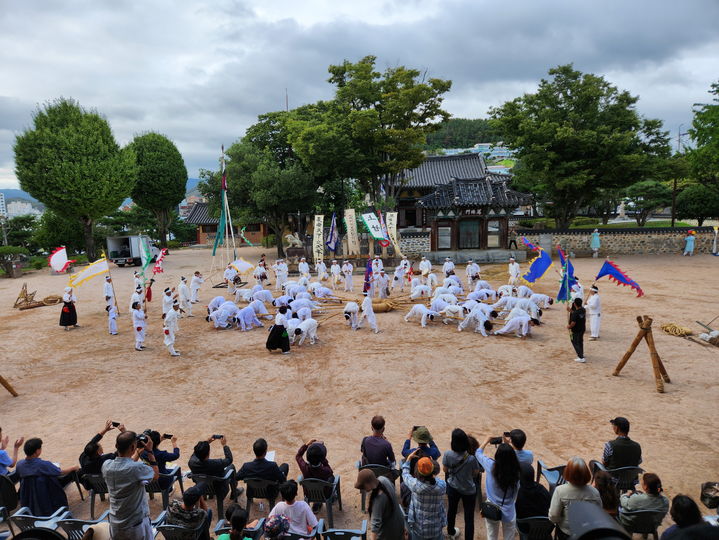 [밀양=뉴시스] 안지율 기자 = 영남루 마당에서 열린 감내게줄당기기 재현공연. (사진=밀양시 제공) 2024.09.23. photo@newsis.com *재판매 및 DB 금지