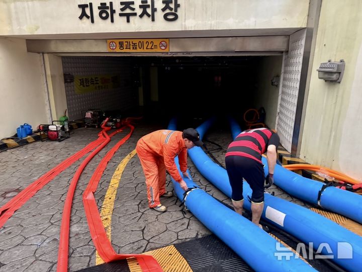 [김해=뉴시스]경남소방, 지난 21일 오후 김해 종교시설 지하주차장 침수에 대용량 배수펌프 설치 작업.(사진=경남소방본부 제공) 2024.09.23. photo@newsis.com