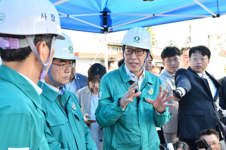 [부산=뉴시스] 박형준 부산시장이 23일 부산 사상구 싱크홀 사고 현장을 방문해 점검을 하고 있다. (사진=부산시 제공) 2024.09.23. photo@newsis.com *재판매 및 DB 금지