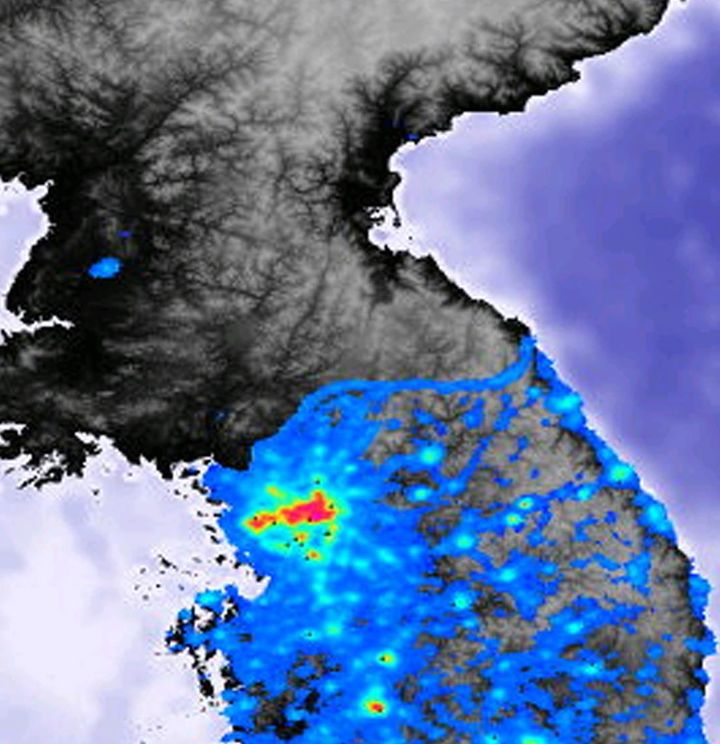 [청주=뉴시스] 연종영 기자 = 미 항공우주국(NASA)으로부터 받아 충북 청주의 고려대기환경연구소가 24년 전인 2000년 5월 공개한 한반도 야경. 남한과 북한의 조도가 극명하게 비교된다. (사진=고려대기환경연구소 제공) 2024.09.23. jyy@newsis.com