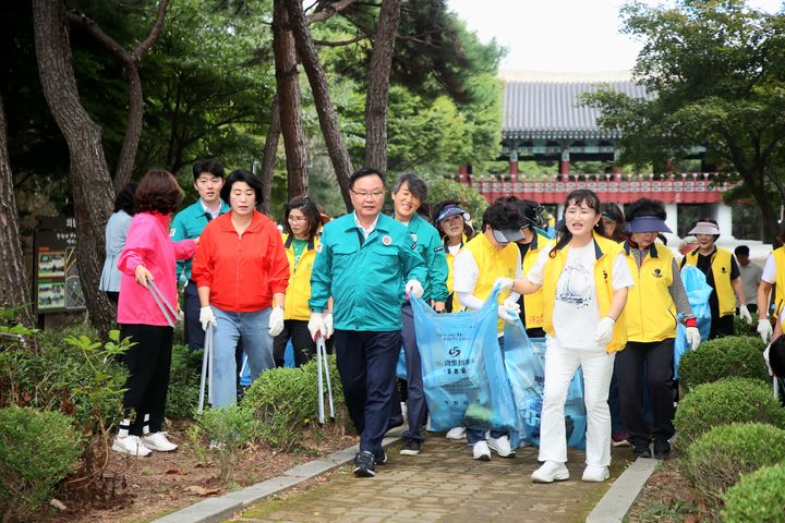 [창원=뉴시스] 강경국 기자 = 홍남표 경남 창원시장과 안제문 의창구청장, 의창구 이·통장협의회가 23일 남산공원 일대에서 가을맞이 대청소를 실시하고 있다. (사진=창원시청 제공). 2024.09.23. photo@newsis.com *재판매 및 DB 금지