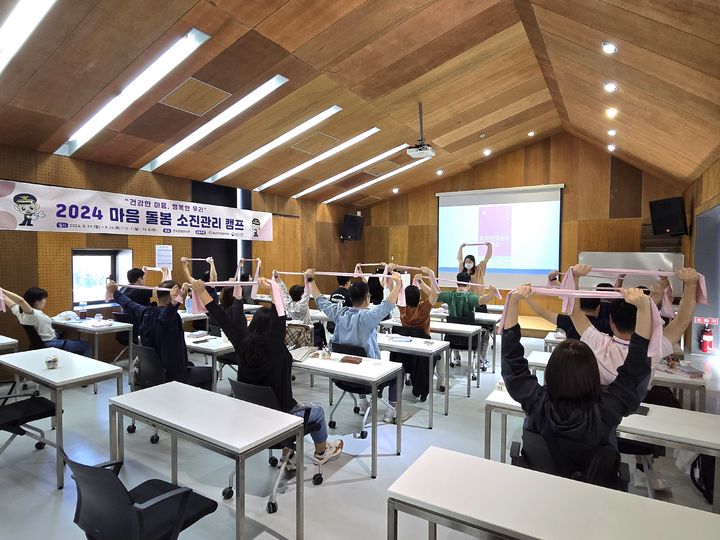 [홍성=뉴시스] 충남도 자치경찰위원회가 실무 직원들의 마음치유캠프를 진행하고 있다. *재판매 및 DB 금지