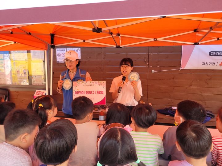 [서울=뉴시스] 23일 한국식품안전관리인증원(해썹인증원)은 서울 남성역 골목시장에서 어린이 100여 명을 대상으로 장보기 체험활동을 실시했다고 밝혔다. (사진=해썹인증원 제공) 2024.09.23. photo@newsis.com  *재판매 및 DB 금지