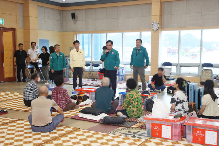 [창원=뉴시스] 강경국 기자 = 지난 20일부터 21일까지 경남 창원시에 최대 500㎜가 넘는 폭우가 쏟아지면서 옹벽이 일부 전도돼 빌라 주민들이 대피한 가운데 홍남표 시장이 22일 임시대피소를 방문해 이재민들의 애로사항을 듣고 있다. (사진=창원시청 제공). 2024.09.23. photo@newsis.com *재판매 및 DB 금지