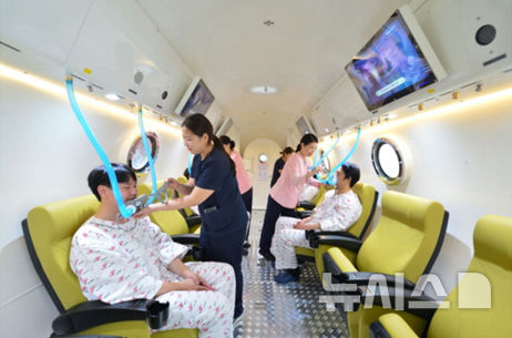 [포항=뉴시스] 송종욱 기자 = 경북 최대 다인용 고압 산소 치료기를 구비한 고압산소치료센터가 오는 12월 포항성모병원에서 문을 열어 응급 의료 체계가 개선된다. 사진은 다인용 고압 산소 치료기 내부 모습. (사진=포항시 제공) 2024.09.23. photo@newsis.com