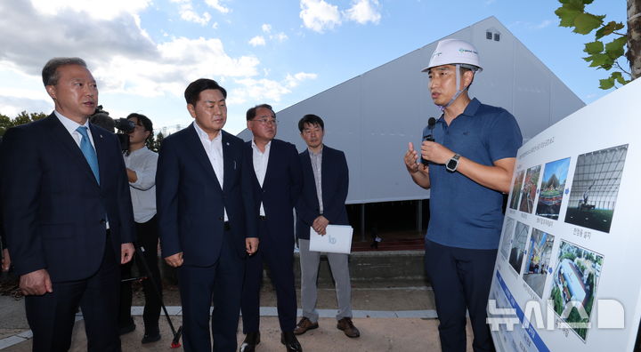 [전주=뉴시스] 김얼 기자 = 김관영(왼쪽 두번째) 전북특별자치도지사와 양오봉(왼쪽) 전북대학교 총장이 23일 전북 전주시 전북대학교를 방문해 세계한인비즈니스대회 간부 현장회의를 열고 상황을 전달받고 있다. 2024.09.23. pmkeul@newsis.com