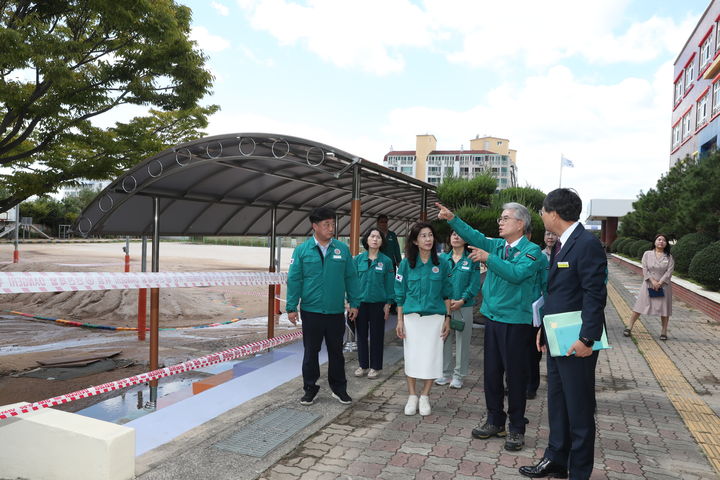 [창원=뉴시스]박종훈 경남교육감이 23일 경남교육청 안전총괄과, 창원교육지원청 등 관계자 10여 명과 함께 집중호우로 피해를 입은 진해 자은초등학교를 방문해 피해 상황을 살피고 복구 상황을 점검하고 있는 모습.2024.09.23.(사진=경남교육청 제공) photo@newsis.com *재판매 및 DB 금지