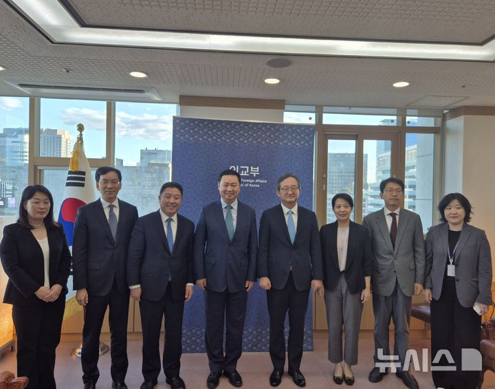 [서울=뉴시스] 정병원 외교부 차관보는 23일 '한중 미래지향 교류사업' 참석 차 방한한 중국 측 대표단을 접견해 한중 지방정부 간 교류 증진 방안에 관한 의견을 교환했다. (사진= 외교부 제공)