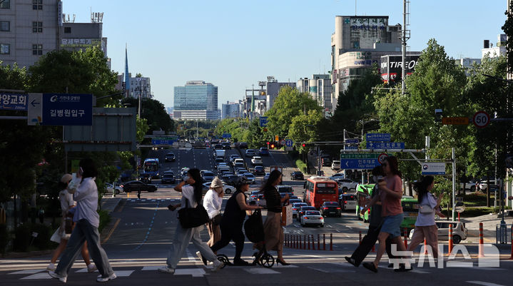 [인천=뉴시스] 전진환 기자 = 완연한 가을로 들어선 23일 오전 인천 남동구에서 바라본 하늘이 구름 한 점 없는 맑은 날씨를 보이고 있다. 2024.09.23. amin2@newsis.com