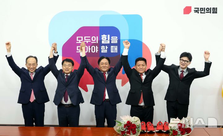 [서울=뉴시스] 조성봉 기자 = 한동훈 국민의힘 대표와 추경호 원내대표가 23일 오전 서울 여의도 국회에서 열린 10.16 재보궐선거 후보자 추천장 수여식에서 후보자들과 기념촬영을 하고 있다. 왼쪽부터 추 원내 대표, 윤일현 부산 금정구청장 후보,박용철 인천 강화군수 후보자, 최봉의 전남 곡성군수 후보, 한 대표. 2024.09.23. suncho21@newsis.com