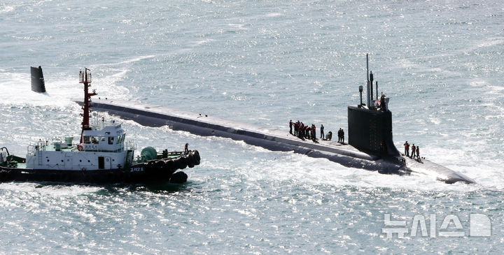 [부산=뉴시스] 하경민 기자 = 미국 해군 버지니아급 핵추진 잠수함 '버몬트함'(SSN-792·7800t급)이 지난해 9월23일 오전 부산 남구 해군작전사령부 부산작전기지에 입항하고 있다. 사진은 기사 본문과 관계 없음. 2025.09.14. yulnetphoto@newsis.com