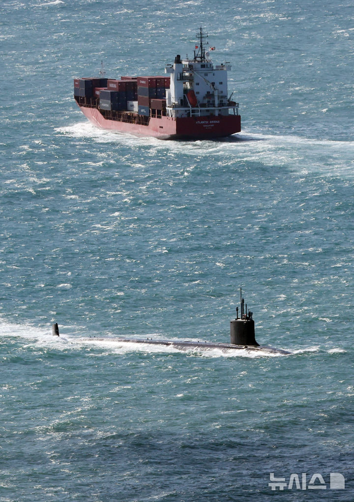 [부산=뉴시스] 하경민 기자 = 미국 해군 버지니아급 핵추진 잠수함 '버몬트함'(SSN-792·7800t급)이 23일 오전 부산 남구 해군작전사령부 부산작전기지에 입항하고 있다. 국내 첫 입항한 버몬트함은 길이 115m, 폭 10.4m이며, 승조원은 130여명 규모다.  2024.09.23. yulnetphoto@newsis.com