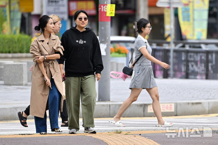 [광주=뉴시스] 이영주 기자 = 광주지역 일교차가 10도 이상으로 예보된 23일 오전 광주 북구청 사거리에서 시민들이 긴팔과 반팔 옷을 입은 채 길을 걷고 있다2024.09.23. leeyj2578@newsis.com