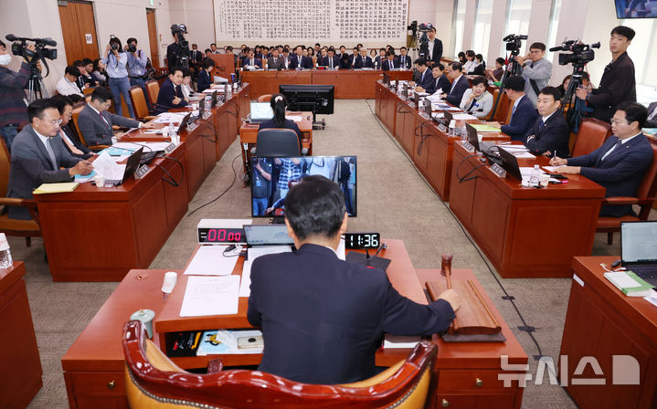 [서울=뉴시스] 조성우 기자 = 23일 오전 서울 여의도 국회에서 열린 법제사법위원회 전체회의에서 정청래 위원장이 검찰청법 일부개정법률안, 이른바 '법 왜곡죄'(형법 개정안) 법안 등 안건을 법안심사제1소위로 회부하며 의사봉을 두드리고 있다. 2024.09.23. xconfind@newsis.com