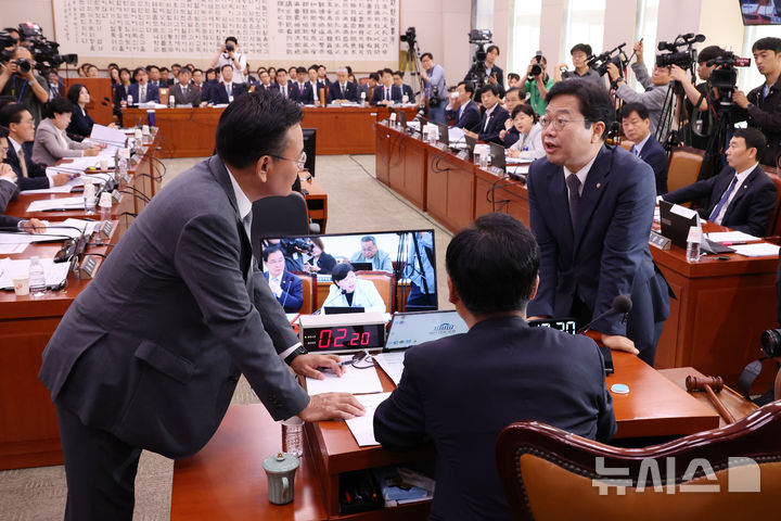 [서울=뉴시스] 조성우 기자 = 23일 오전 서울 여의도 국회에서 열린 법제사법위원회 전체회의에서 정청래(가운데) 위원장이 유상범(왼쪽) 국민의힘 간사, 김승원 더불어민주당 간사를 불러 대화하고 있다. 2024.09.23. xconfind@newsis.com