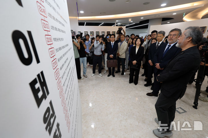 [서울=뉴시스] 김명년 기자 = 23일 오전 서울 중구 이태원 참사 임시 기억·소통공간 별들의 집에서 '10·29 이태원참사 진상규명과 재발방지를 위한 특별조사위원회' 위원들이 내부를 둘러보고 있다. 2024.09.23. kmn@newsis.com