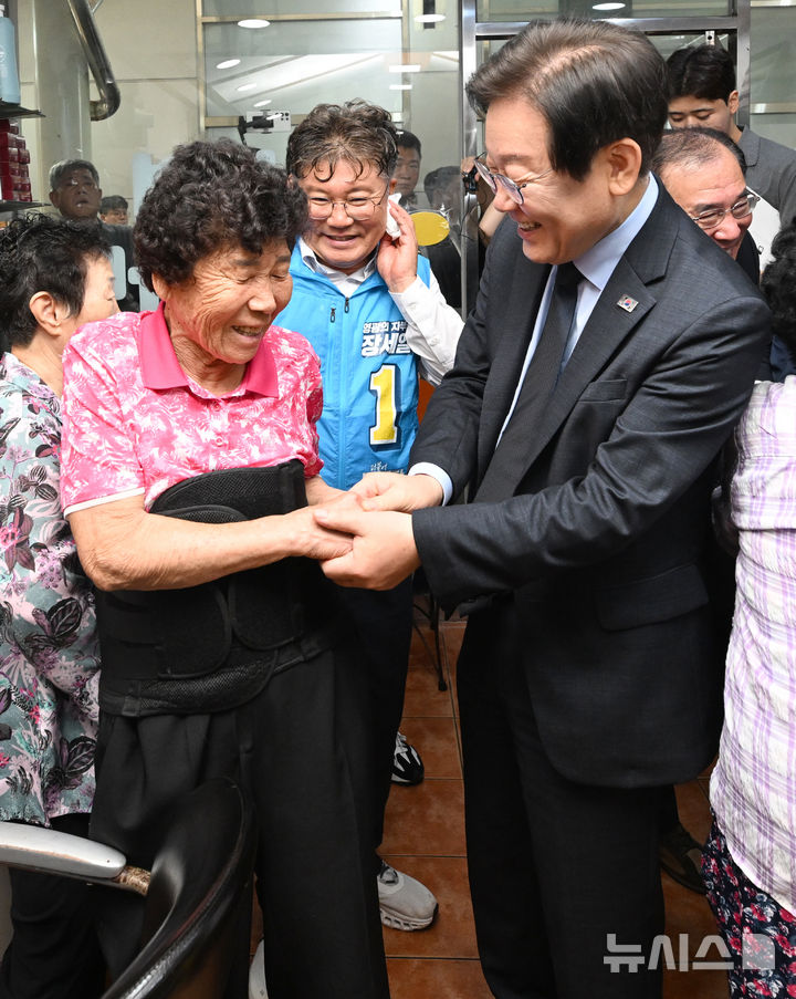 [영광=뉴시스] 김혜인 기자 = 10·16영광·곡성군수 재보궐 선거를 앞둔 23일 오전 전남 영광군터미널시장에서 이재명 더불어민주당 대표와 지역 군수 후보자·지도부가 군민을 만나 지지를 호소하고 있다. 2024.09.23. hyein0342@newsis.com