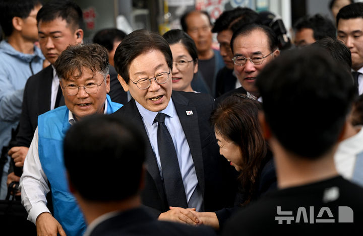 [영광=뉴시스] 김혜인 기자 = 10·16영광·곡성군수 재보궐 선거를 앞둔 23일 오전 전남 영광군터미널시장에서 이재명 더불어민주당 대표와 지역 군수 후보자·지도부가 상인을 만나 지지를 호소하고 있다. 2024.09.23. hyein0342@newsis.com