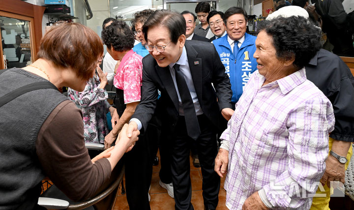 [영광=뉴시스] 김혜인 기자 = 10·16영광·곡성군수 재보궐 선거를 앞둔 23일 오전 전남 영광군터미널시장에서 이재명 더불어민주당 대표와 지역 군수 후보자·지도부가 군민을 만나 지지를 호소하고 있다. 2024.09.23. hyein0342@newsis.com