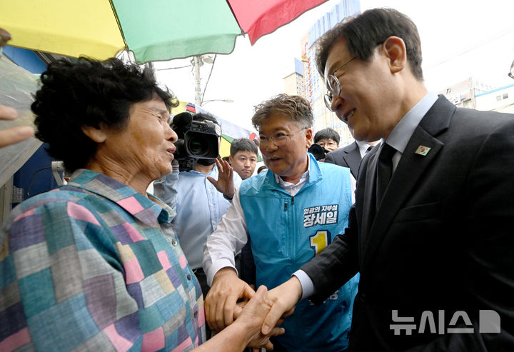 [영광=뉴시스] 김혜인 기자 = 이재명 더불어민주당 대표가 10·16영광·곡성군수 재보궐 선거를 앞둔 23일 오전 전남 영광군터미널시장을 찾아 지지를 호소하고 있다. 2024.09.23. hyein0342@newsis.com