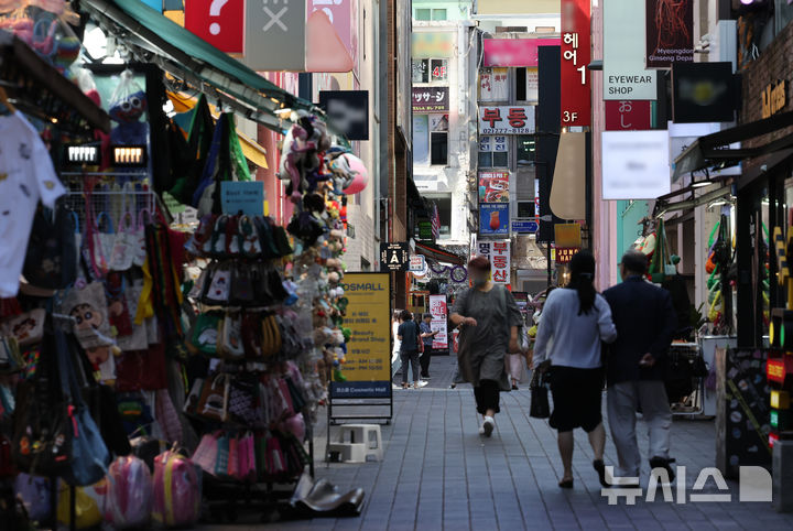 [서울=뉴시스] 김금보 기자 = 23일 서울시내 한 상점가가 점심시간이지만 한가한 모습을 보이고 있다. 2024.09.23. kgb@newsis.com