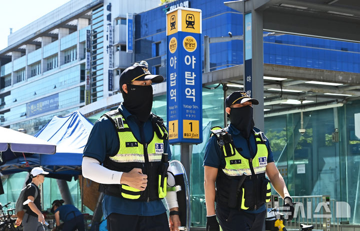 [성남=뉴시스] 김종택 기자 = 최근 온라인 익명 커뮤니티에 '수인분당선 야탑역에서 흉기 난동을 부리겠다'는 글이 올라 오면서 관계당국이 비상 대응 태세에 나선 9월23일 경기도 성남시 분당구 야탑역 일대에서 경찰이 경계 활동을 강화하고 있다. 2024.09.23. jtk@newsis.com