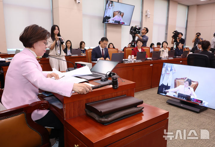 [서울=뉴시스] 고승민 기자 = 이인선 국회 여성가족위원장이 23일 서울 여의도 국회에서 열린 제3차 여성가족위원회에서 성폭력방지법 및 청소년성보호법(딥페이크 성범죄 방지법) 등 안건을 가결하고 있다. 2024.09.23. kkssmm99@newsis.com