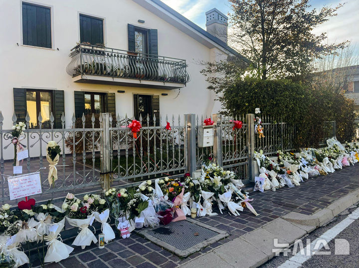 [비고노보(이탈리아)=AP/뉴시스]이탈리아 북부 베니스 인근 비고노보에서 22살에 살해된 줄리아 세케틴이 가족과 함께 살던 집 밖에 꽃들이 놓여 있다. 이탈리아 의회가 25일(현지시각) 여성 살해를 무기징역으로 처벌하는 내용을 형법에 새로 포함시키는 것을 승인했다. 의회는 유엔 총회가 여성 폭력 근절을 위한 국제적인 날로 지정한 날에 맞춰 이같이 결정했다. 2025.11.26.