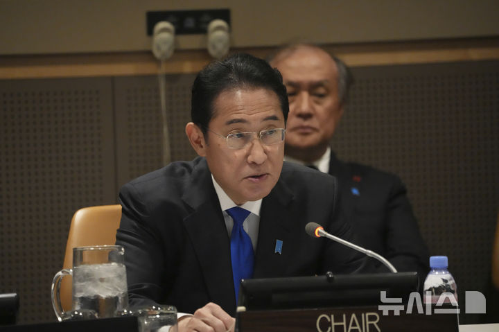 [뉴욕=AP/뉴시스] 28일 요미우리신문과 인터뷰에 나선 기시다 전 총리는 위안부 합의와 관련, 이재명 정부도 합의를 존중하고 있다며 "양국 정부가 계속해서 긴밀히 소통하며 대응해 나가는 것이 중요하다"고 말했다. 사진은 기시다 후미오 일본 총리. 2025.12.28.