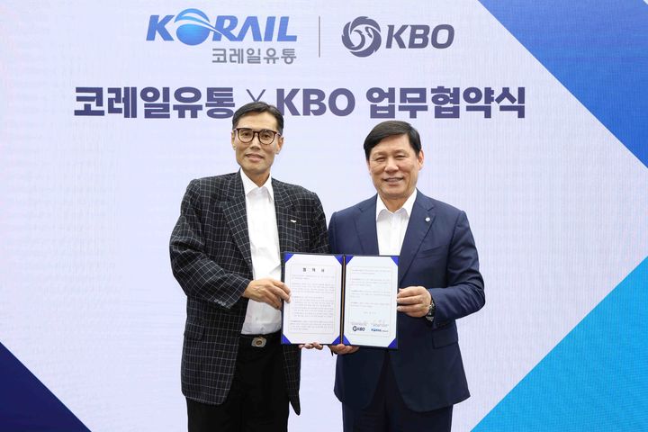 [서울=뉴시스]이택상 코레일유통 대표(왼쪽)와 허구연 한국야구위원회(KBO) 총재가 지난 23일 KBO 미디어센터에서 업무협약을 체결했다. 2024.09.24. (사진=코레일유통 제공) photo@newsis.com  *재판매 및 DB 금지