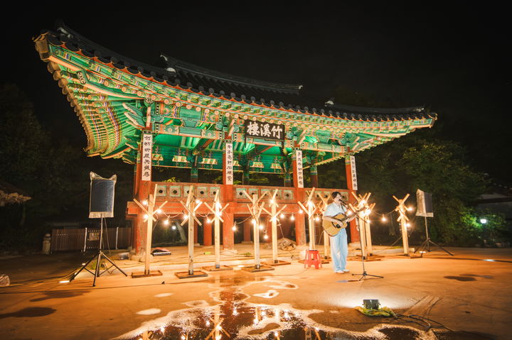 영주 선비촌에서 지난 8월 진행된 야간 캠핑체험 공연 (사진=영주시 제공) *재판매 및 DB 금지