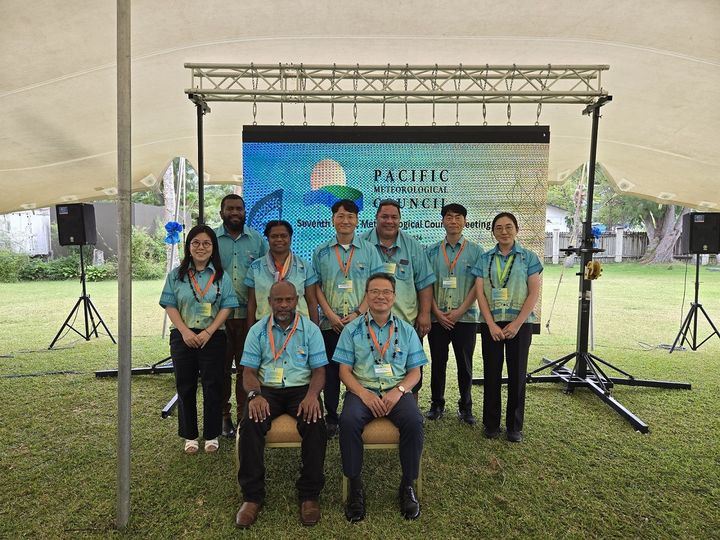 [부산=뉴시스] APEC기후센터(APCC) 신도식 원장과 전종안 선임연구원을 비롯한 연구진 일행이 태평양 도서국인 바누아투에서 열린 제7차 태평양 기상위원회(PMC)에 참석했다. (사진=APCC 제공) 2024.09.24.photo@newsis.com *재판매 및 DB 금지