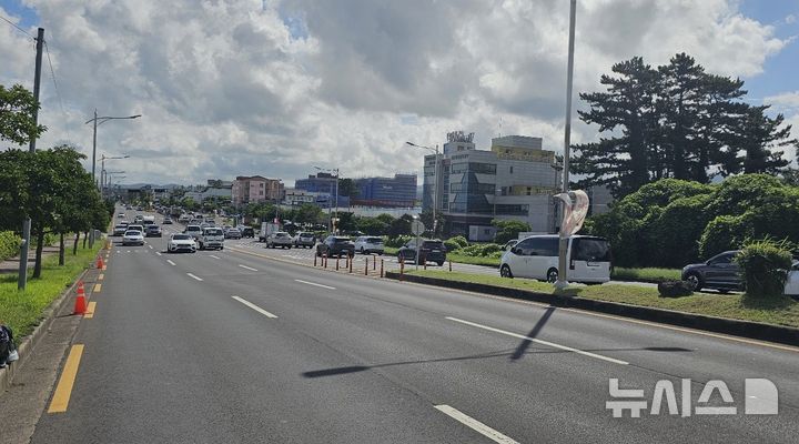 [제주=뉴시스] 임재영 기자 = 제주시 연북로에서 차량이 오가고 있다. 28일 연북로 일부 구간을 '차 없는 거리'로 만들어 걷기 행사를 펼친다. 2024.09.24. ijy788@newsis.com 