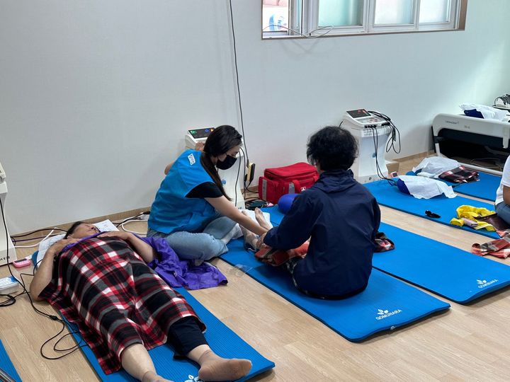 [인천=뉴시스] 인천 강화군 서도면에서 주민들이 건강검진을 받고 있다. 사진은 기사와 직접적인 관련 없음.(사진=강화군 제공) *재판매 및 DB 금지